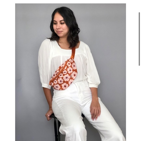 Fighting Eel Fanny Pack - Picture 5 of 6